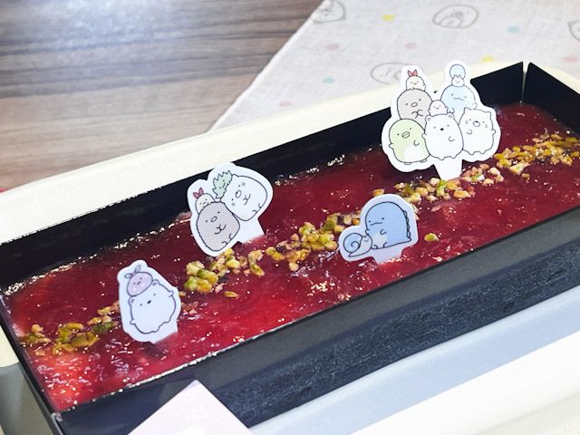 「おせち・三段重『すみっコぐらし』」の「ストロベリー ケーキ」