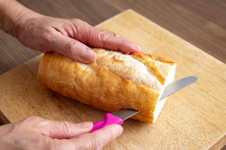 バゲットにバターとマヨネーズを塗る