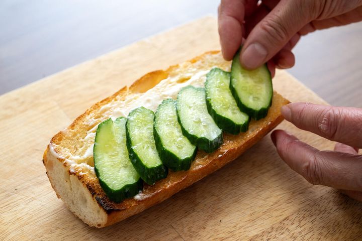 きゅうりとプルコギをのせる