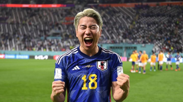 浅野拓磨が岡崎慎司と2ショット写真を公開。「あの時と変わらず・・・」