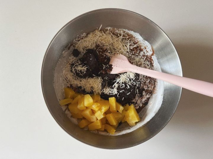 【簡単米粉レシピ】パインとオレオのココナッツチョコの米粉ケーキ【渡辺友美子のコーヒーに合うお菓子のレシピ vol.56 〜レシピで旅するヨーロッパ〜】