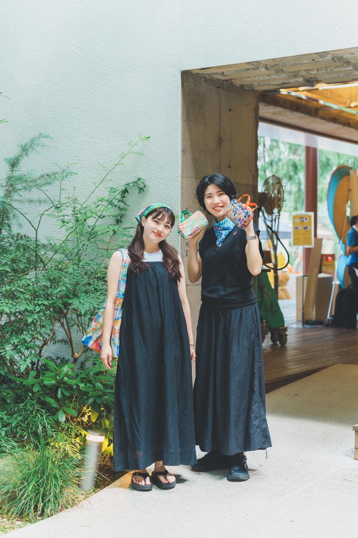 モノクロファッションを、カラフルな小物で飾って夏らしく【話題のイベントに集まる人をスナップ】