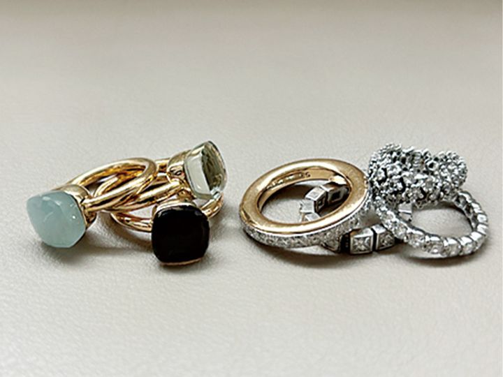 ジュエリー系インフルエンサーの私物のポメラートの指輪やダイヤのエタニティリング