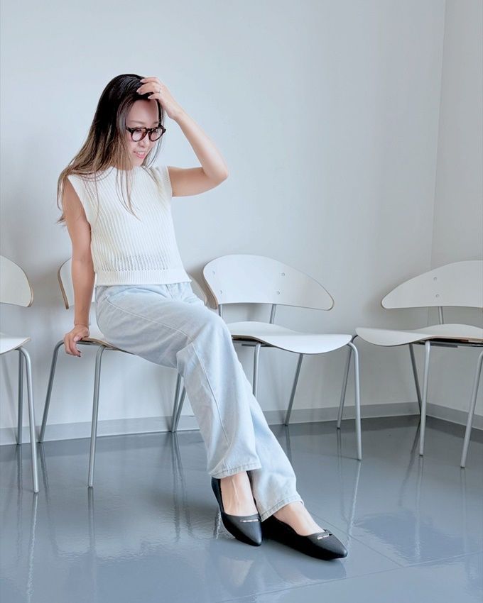 UNIQLOのオフホワイトの「メッシュクルーネックショートセーター×デニムパンツ