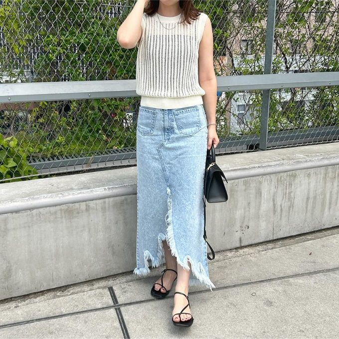 UNIQLOのオフホワイトの「メッシュクルーネックショートセーター×フリンジデニムナロースカート