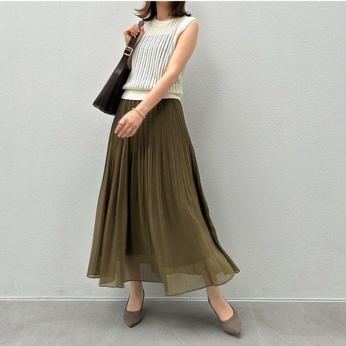 UNIQLOのオフホワイトの「メッシュクルーネックショートセーター×シフォンスカート