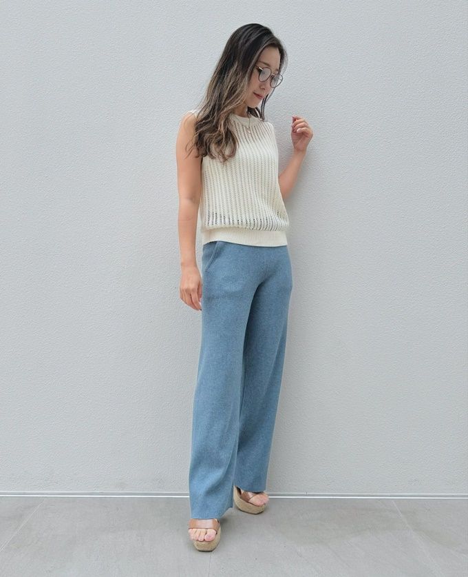 UNIQLOのオフホワイトの「メッシュクルーネックショートセーター×ウォッシャブルリブニットパンツ