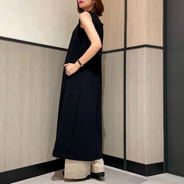 黒の二重編みスウェットジャンパースカートを着た時の後ろ姿