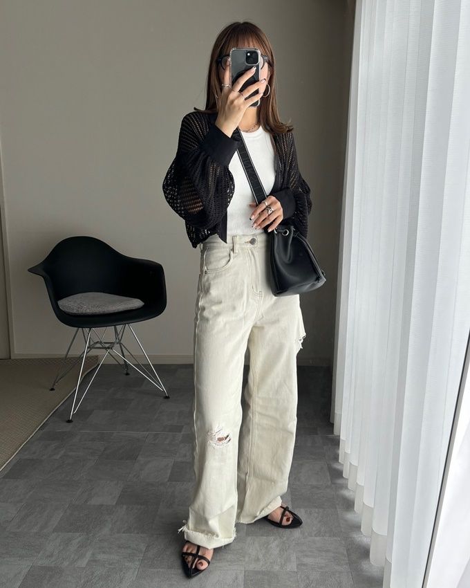 しまむらのホワイトの「カップ付きアメスリタンクトップ」×ダメージデニムパンツ