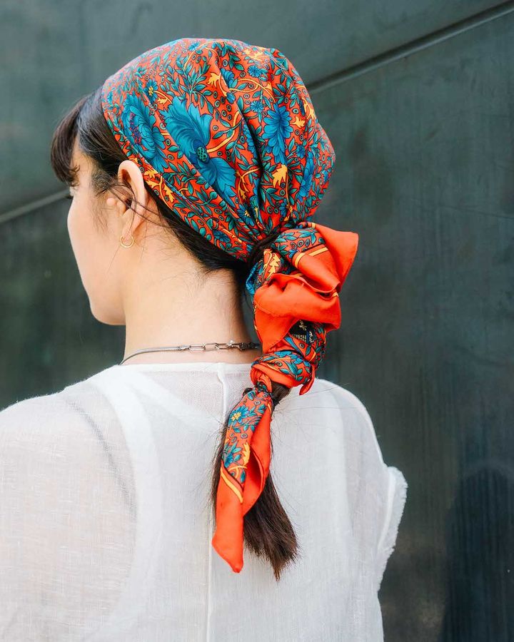 上級者の“スカーフアレンジ”ルック5選。スタイリングのポイントになる存在感に注目！【TOKYO SNAP】