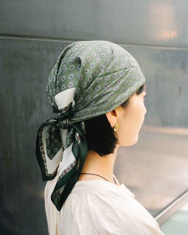 上級者の“スカーフアレンジ”ルック5選。スタイリングのポイントになる存在感に注目！【TOKYO SNAP】