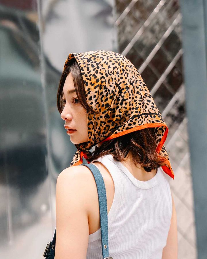 上級者の“スカーフアレンジ”ルック5選。スタイリングのポイントになる存在感に注目！【TOKYO SNAP】