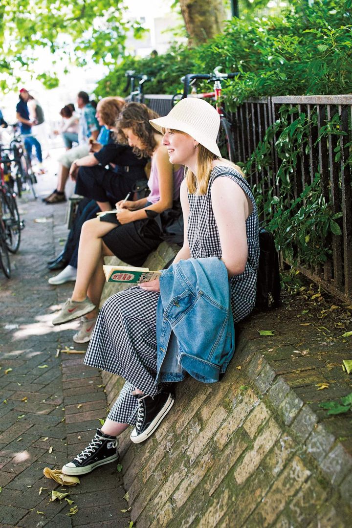 【スニーカーvsサンダルコーデ】おしゃれさんに学ぶ、夏の足もとコーデ10選！