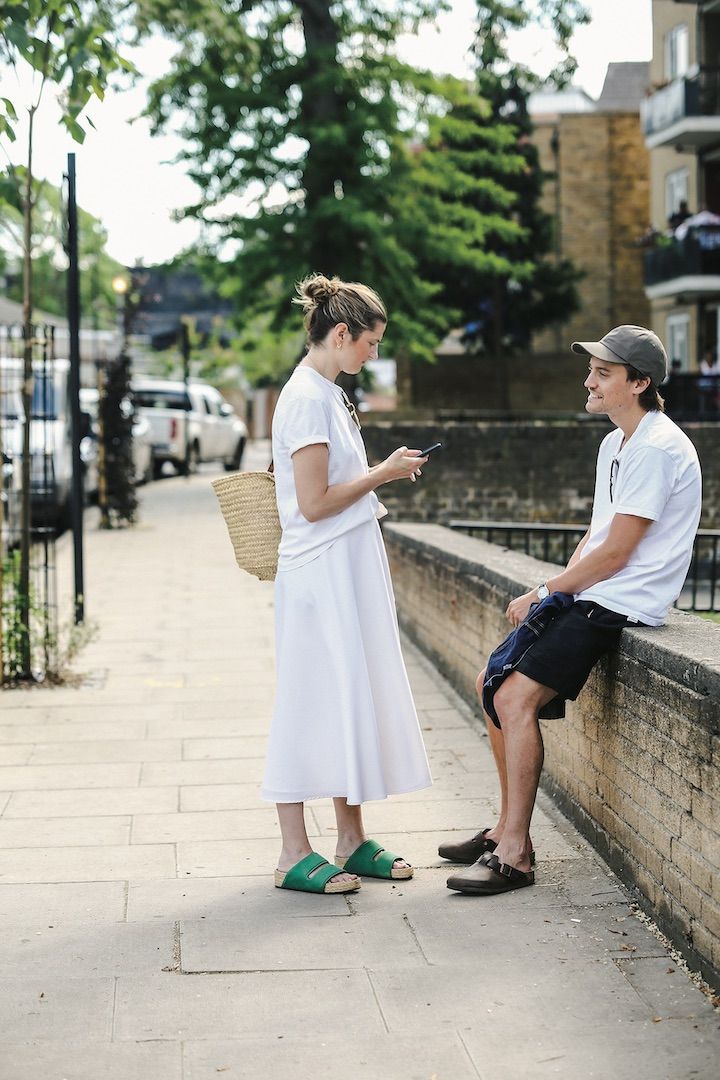 【スニーカーvsサンダルコーデ】おしゃれさんに学ぶ、夏の足もとコーデ10選！