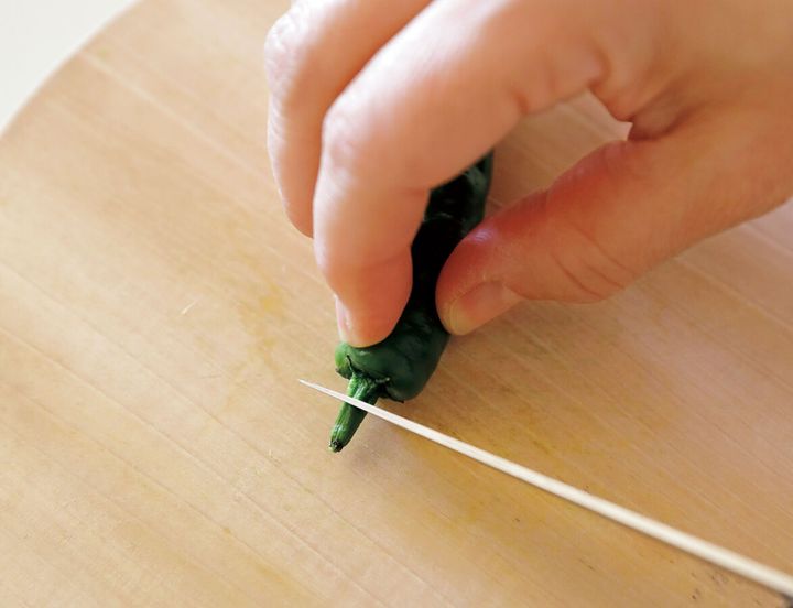 口当たりがよくなるよう、へたの先の部分は切り落とします。