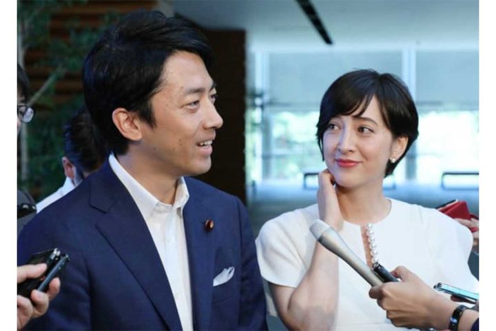 小泉進次郎氏（左）と妻の滝川クリステルさん（2019年8月、時事）