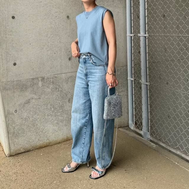 ノースリーブニットとデニムワイドパンツコーデ