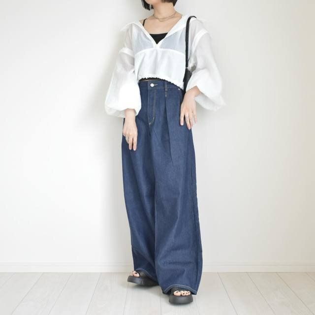 クロップド丈トップスとデニムワイドパンツコーデ