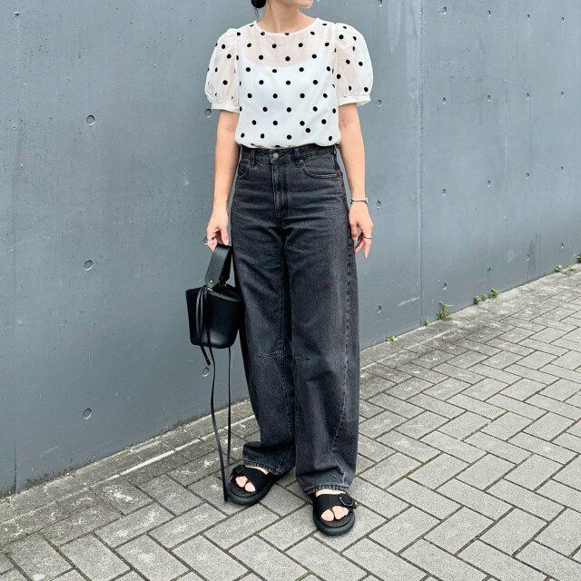 ドットトップスとデニムワイドパンツコーデ