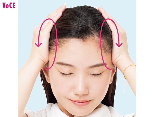 側頭筋を両手で押さえ、軽く力を込めて円を描くように揉む