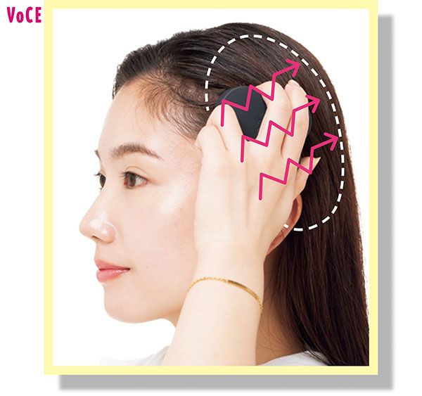 こめかみから後頭部に向かって、ジグザグにブラシを動かす