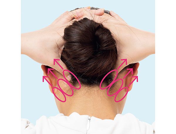 親指で後頭筋をまんべんなくマッサージ