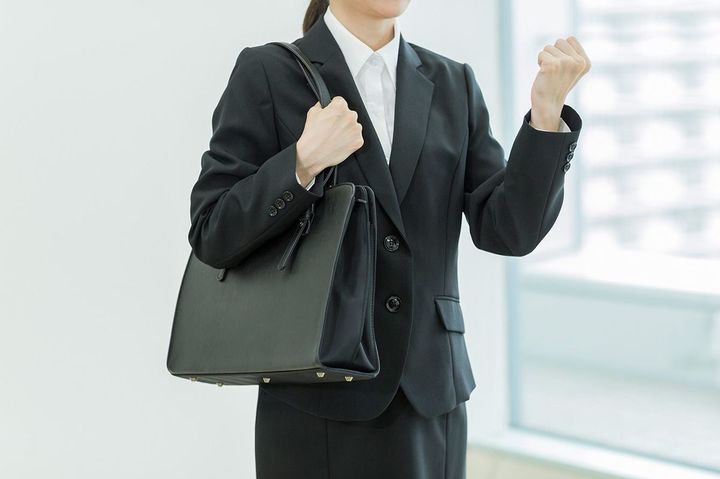 ガッツポーズをする就活生