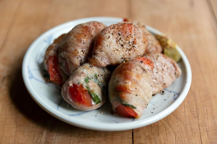 はじける熱々の果汁がたまらない“トマトの豚巻き焼き