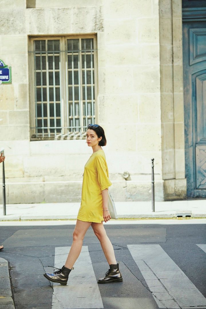 《ドクターマーチン》のブーツが映える！シンプルな黄色いワンピースのコーデ
