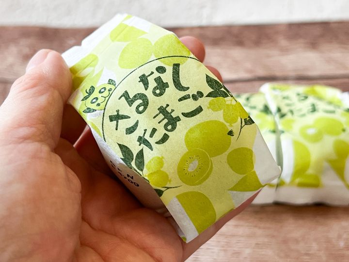 手に持った「さるなしたまご」の個別包装