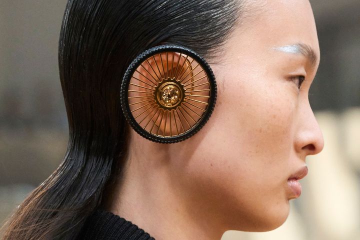 オフホワイト 2023-24年秋冬コレクションより。