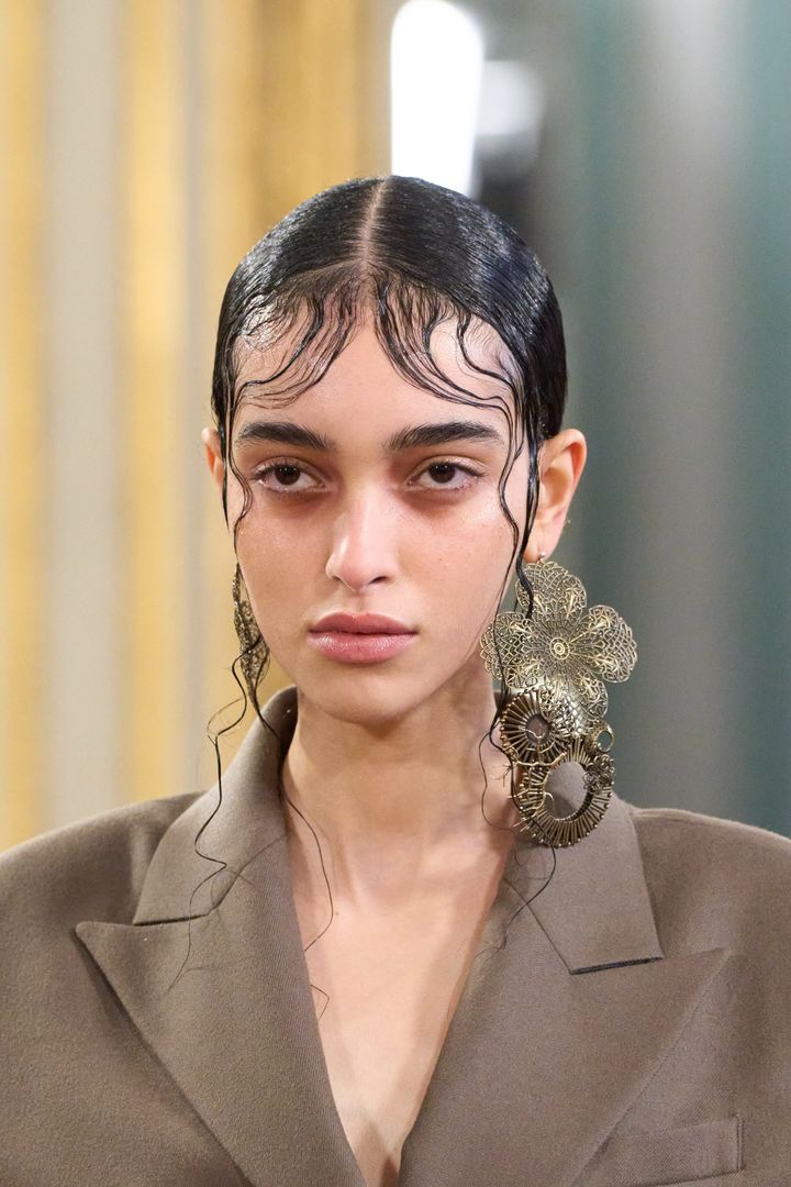 ロク 2024-25年秋冬コレクションより。