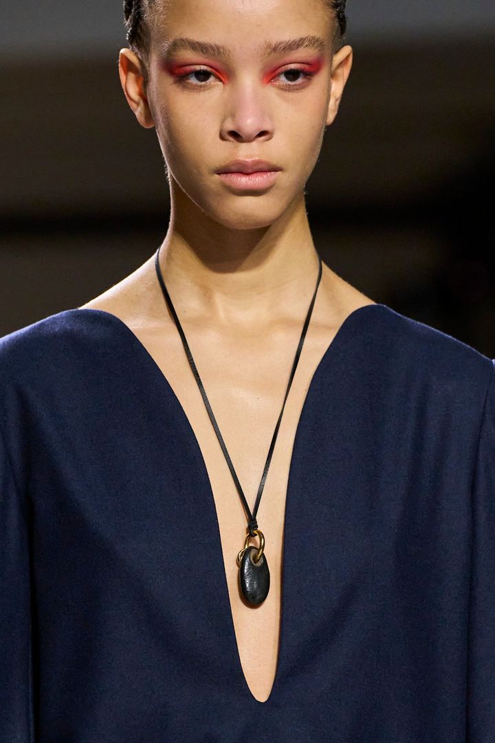 マメ クロゴウチ 2024-25年秋冬コレクションより。