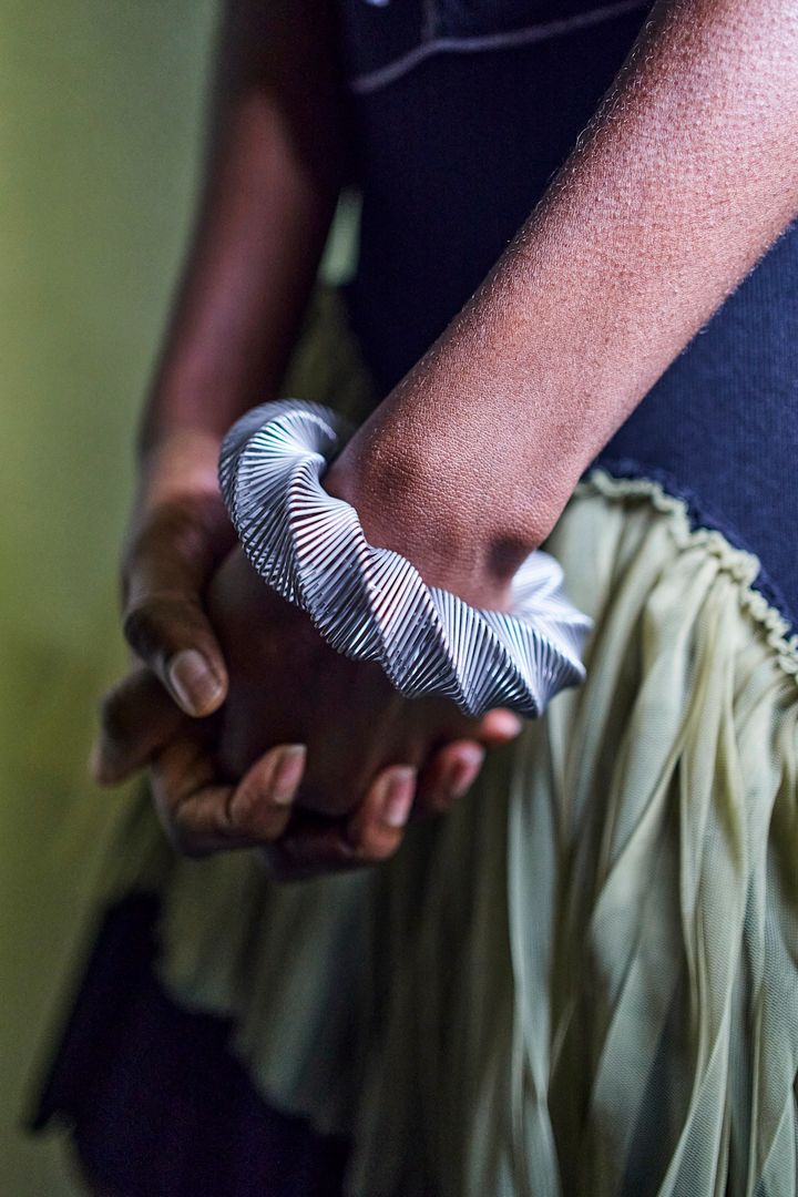 キコ・コスタディノフ 2023-24年秋冬コレクションより。