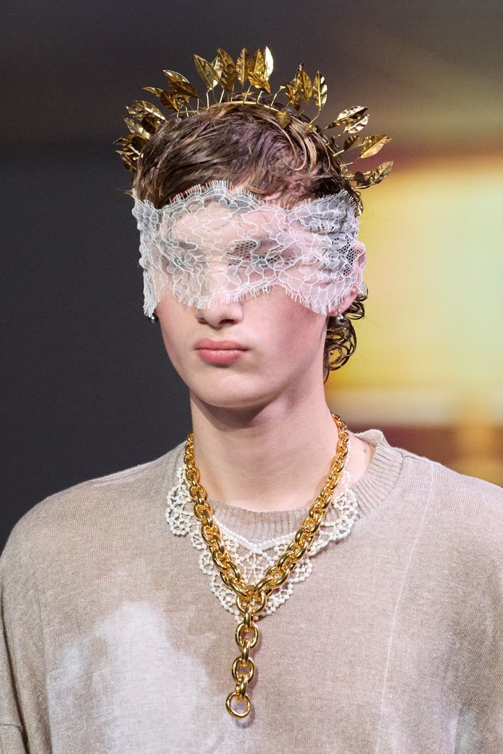 アンダーカバー 2025年春夏メンズコレクションより。