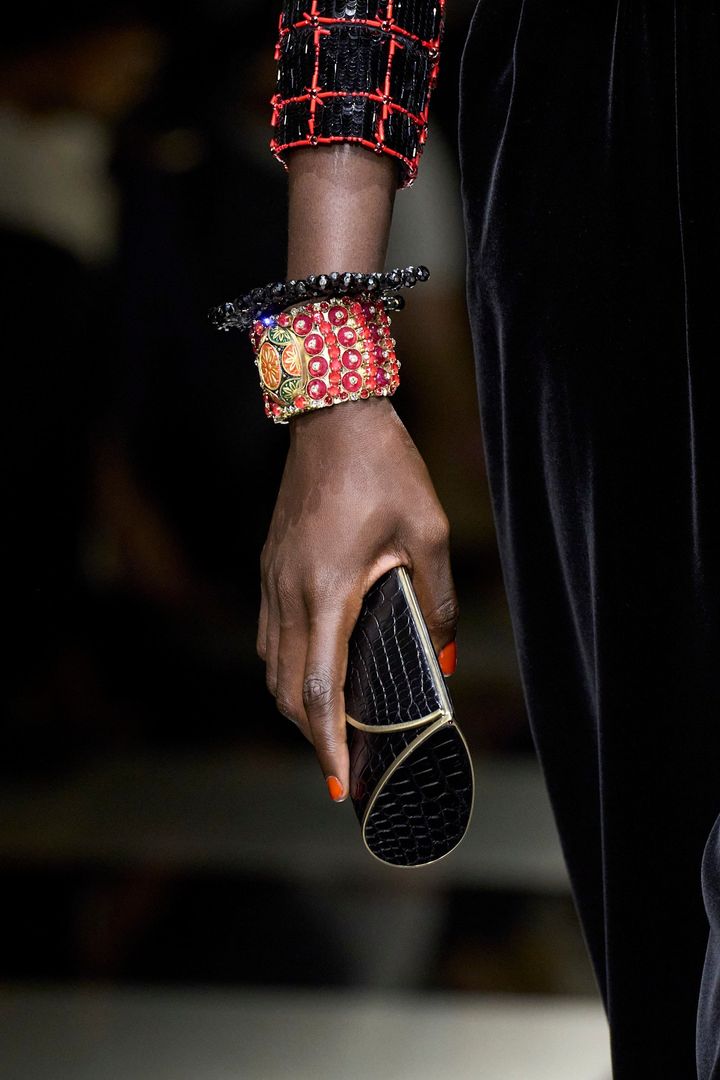 アルマーニ プリヴェ 2023-24年秋冬オートクチュールコレクションより。