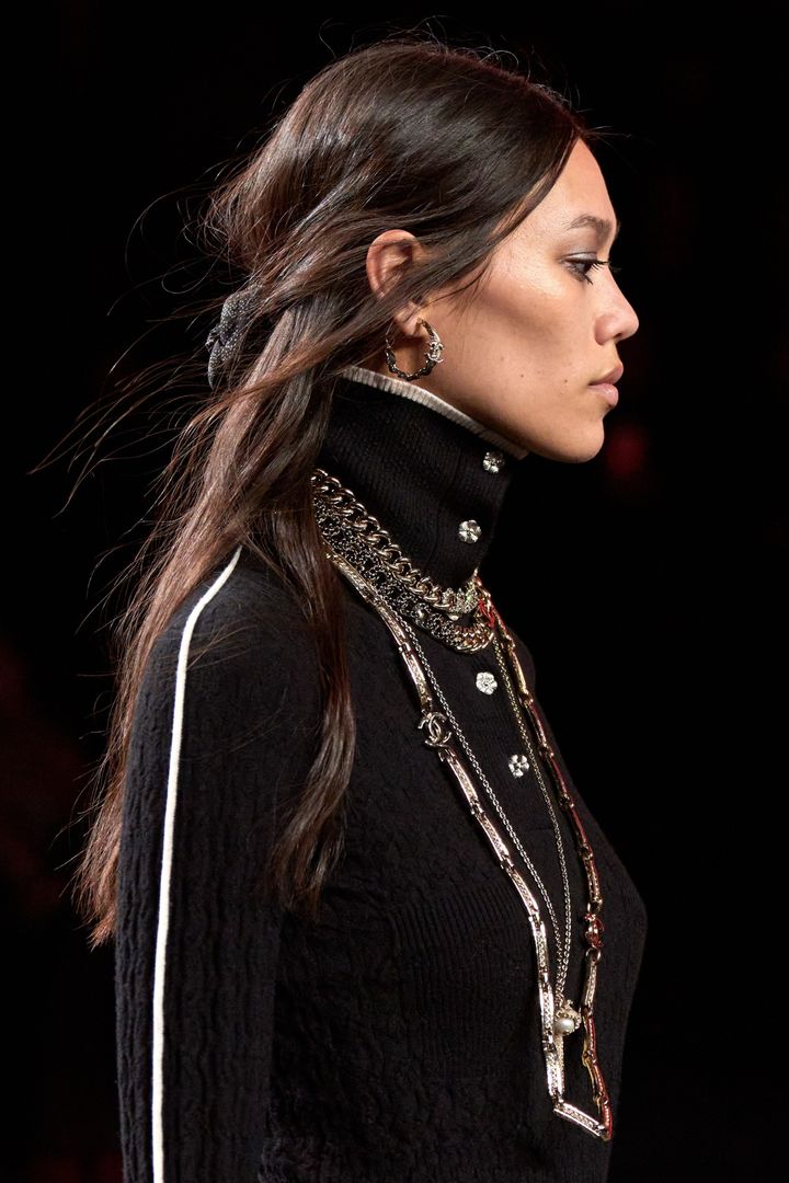 シャネル 2023-24年秋冬コレクションより。