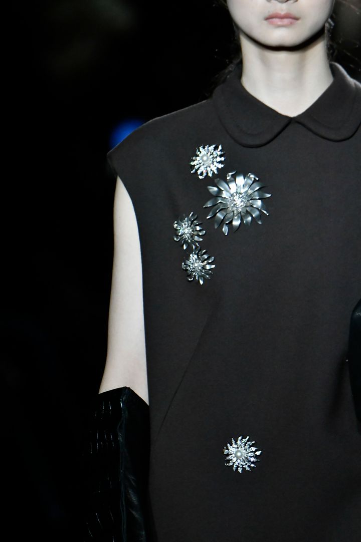 ミュウミュウ 2024-25年秋冬コレクションより。