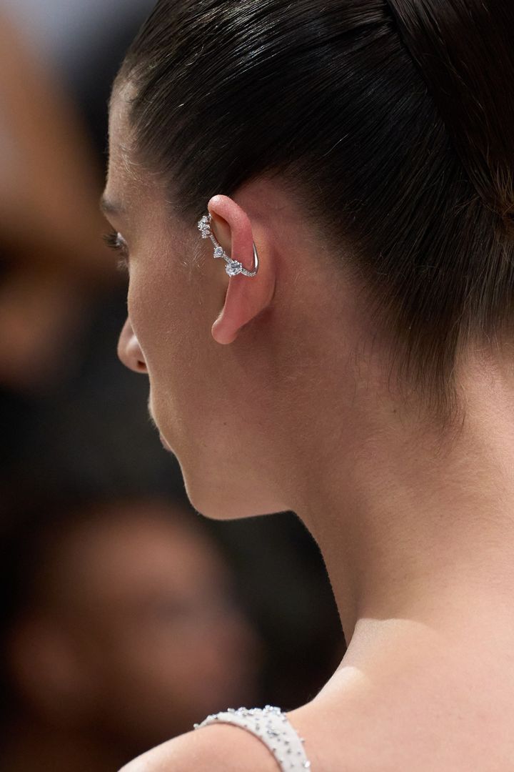 フェンディ 2024年春夏オートクチュールコレクションより。