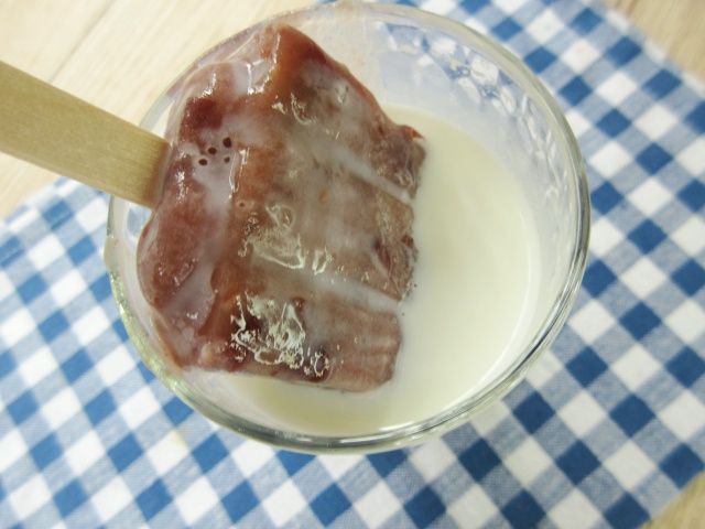 あずきバーに牛乳が浸み込んでいる