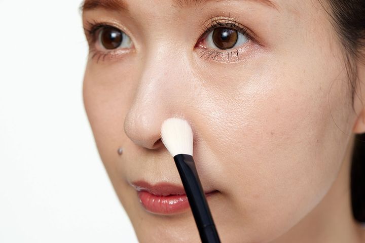 【小鼻の赤みが目立つ】メイク直しの方法と赤み対策をプロが徹底解説！