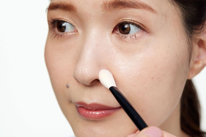 【小鼻の赤みが目立つ】メイク直しの方法と赤み対策をプロが徹底解説！