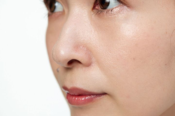 【小鼻の赤みが目立つ】メイク直しの方法と赤み対策をプロが徹底解説！