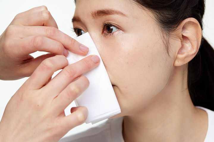 【小鼻の赤みが目立つ】メイク直しの方法と赤み対策をプロが徹底解説！