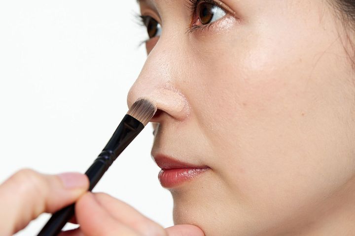 【小鼻の赤みが目立つ】メイク直しの方法と赤み対策をプロが徹底解説！