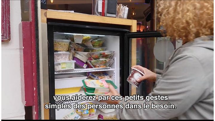 パックに入ったサラダやヨーグルトなどを提供