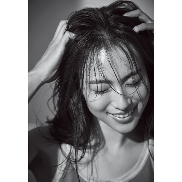 髪を洗っているイメージカット