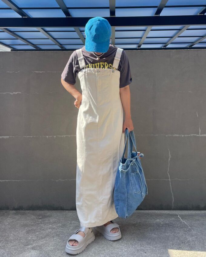 ロゴTシャツ×しまむらのホワイトの「ベアトップジャンパースカート」