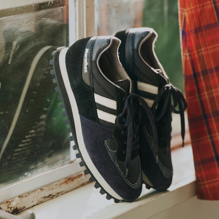 レトロで愛らしい丸襟のワンピースを黒のスニーカーでカジュアルダウンするデイリースタイル【マイスタンダードブック】