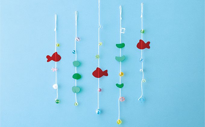100円ショップのビーズや暗記シートで作る「金魚のきらきら吊り飾り」の画像1